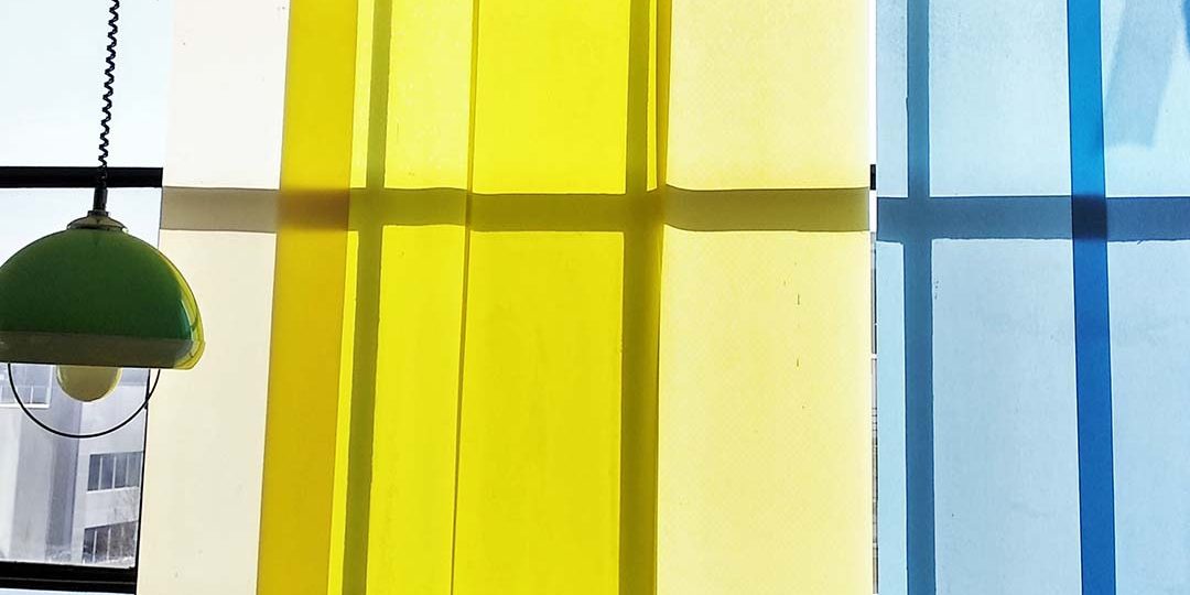 Cortinas tipo paneles japoneses de screen. Unas cortinas para oficina que son muy recomendables para trabajar en espacios con sol. Los paneles japoneses de screen son un tipo de cortinas de protección solar que dejan pasar la luz. En la tienda de cortinas CortinaStudi te hacemos las cortinas a medida